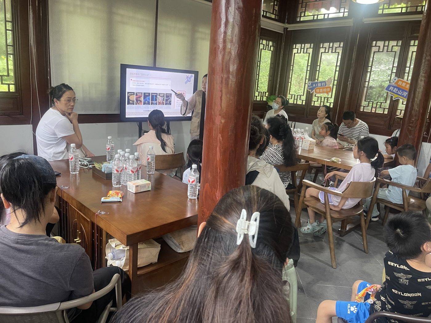 非遗课程现场：老师带课，孩子围桌动手